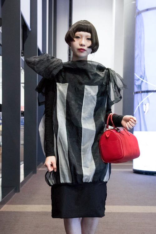 中村 祐菜さん - コム デ ギャルソン(COMME des GARÇONS)、ジェフリーキャンベル(Jeffrey Campbell)｜渋谷ストリートスナップ - 写真2