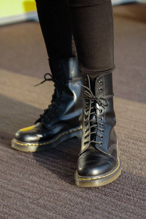 西本 有希さん - ザラ(ZARA)、ドクターマーチン(Dr. Martens)｜渋谷ストリートスナップ - 写真3