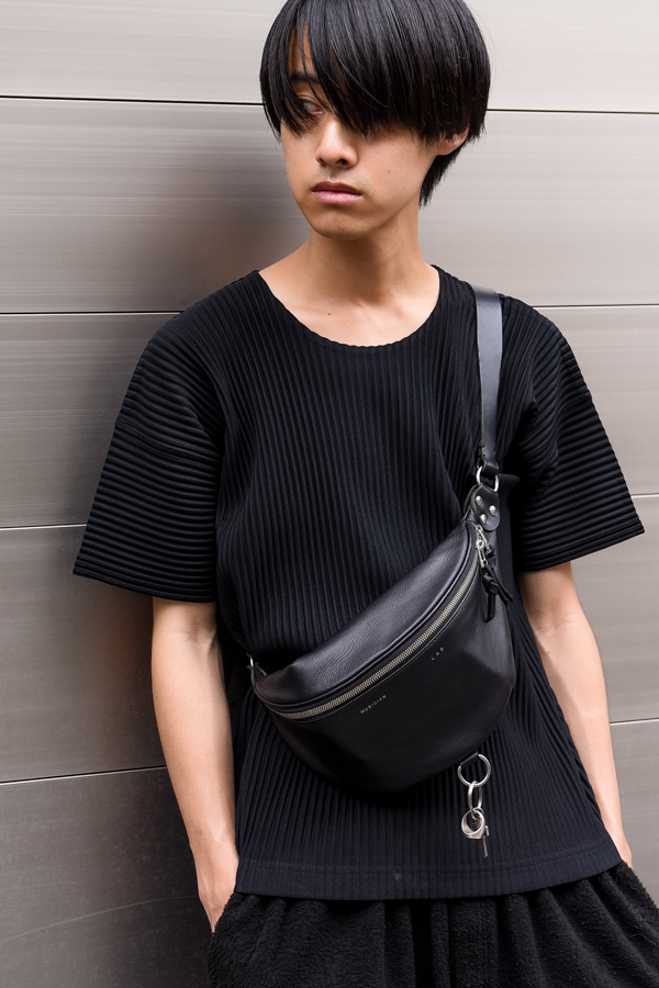 西山 真楠さん - オム プリッセ イッセイ ミヤケ(HOMME PLISSÉ ISSEY MIYAKE)、コム デ ギャルソン・オム プリュス(COMME des GARÇONS HOMME PLUS)｜原宿ストリートスナップ - 写真2