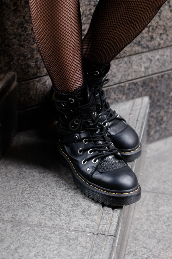 岡田 真帆さん - ドクターマーチン(Dr. Martens)、ヴィンテージ(vintage)｜原宿ストリートスナップ - 写真4