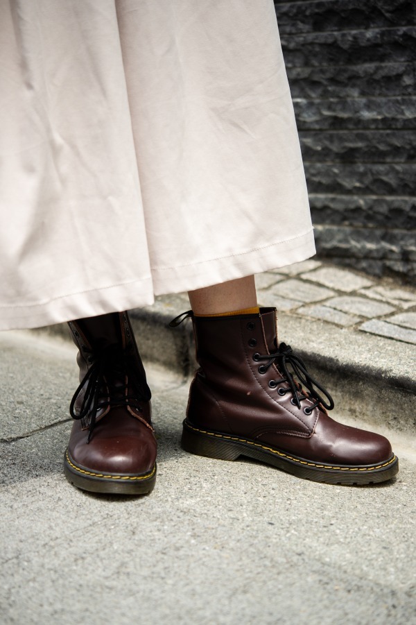 三橋 トモさん - ドクターマーチン(Dr. Martens)、ダニエル・ウェリントン(Daniel Wellington)｜原宿ストリートスナップ - 写真4