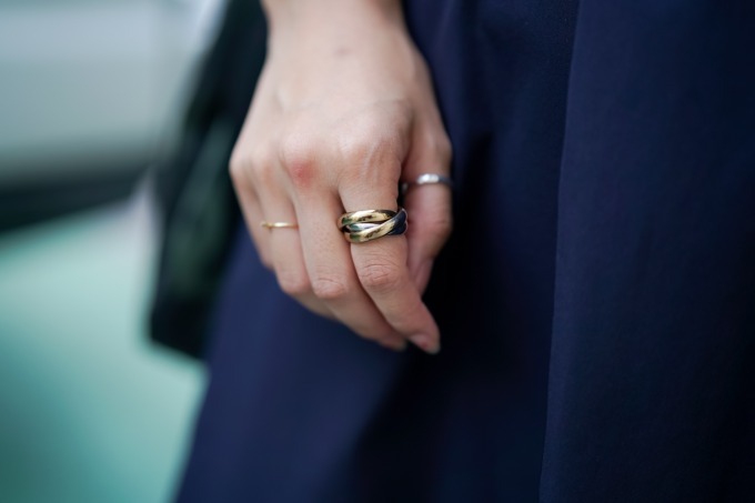 小林 加奈子さん - オーラリー(AURALEE)、ドリス ヴァン ノッテン(DRIES VAN NOTEN)｜青山・表参道ストリートスナップ - 写真6