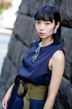 小林 加奈子さん - オーラリー(AURALEE)、ドリス ヴァン ノッテン(DRIES VAN NOTEN)｜青山・表参道ストリートスナップ2