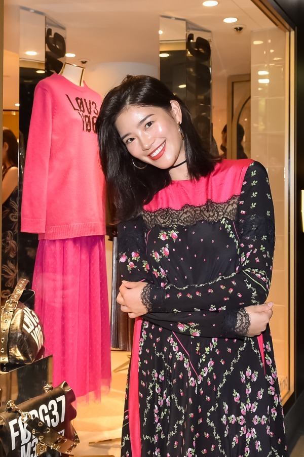 咲 和希さん - レッド ヴァレンティノ(REDValentino)、ダイアナ(DIANA)｜青山・表参道ストリートスナップ - 写真3