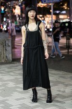 レベッカ ユーさん - ヨウジヤマモト(Yohji Yamamoto)、メゾン マルジェラ(Maison Margiela)｜渋谷ストリートスナップ2