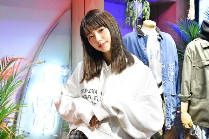 鈴木 優華さん - アレキサンダー ワン(alexanderwang)、アグ(UGG)｜銀座ストリートスナップ - 写真2