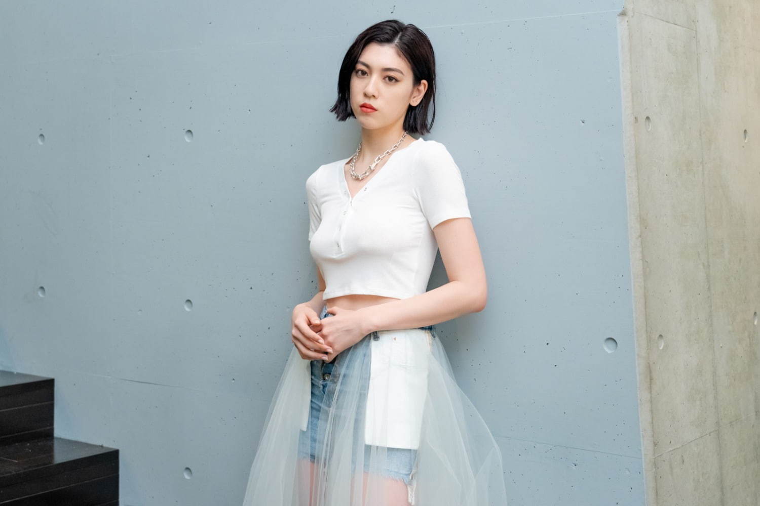 三吉 彩花さん - エイチ＆エム(H&M)、オフ-ホワイト (OFF-WHITE)｜原宿ストリートスナップ - 写真6