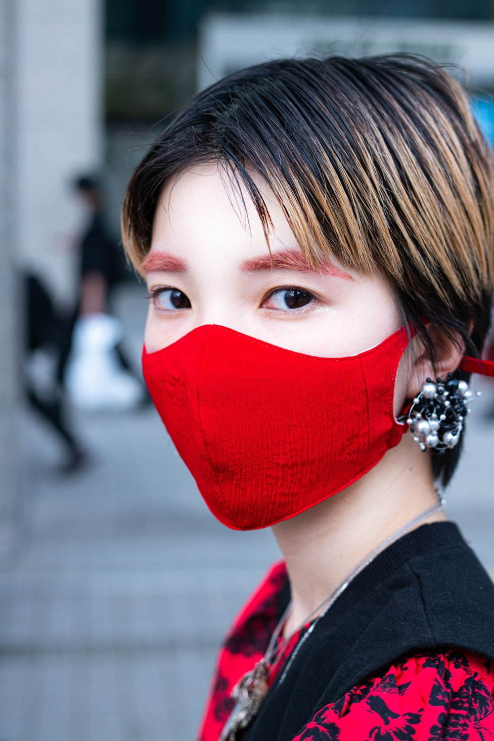 山崎 彩夏さん - トーガ(TOGA)、レイバン(Ray-Ban)｜新宿ストリートスナップ - 写真3